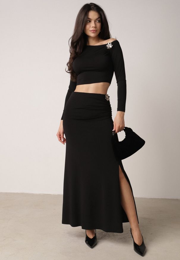 Born2be - Czarny Marszczony Komplet z Kwiatowymi Aplikacjami Bluzka i Spódnica Bervisse. Kolor: czarny. Wzór: aplikacja, kwiaty