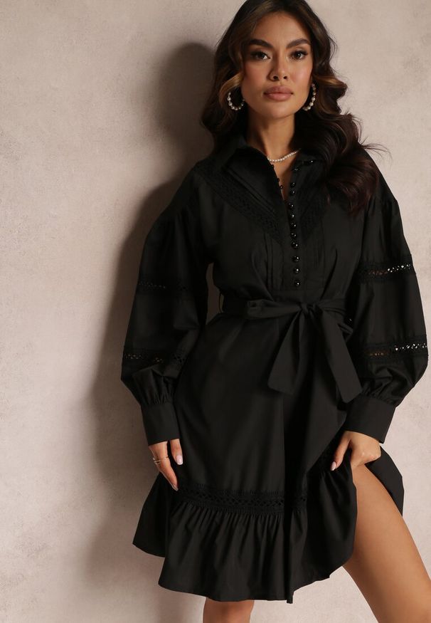 Renee - Czarna Koszulowa Sukienka z Perłowymi Guzikami i Koronkowymi Wstawkami Shyanne. Kolor: czarny. Materiał: koronka. Typ sukienki: koszulowe. Styl: vintage. Długość: midi