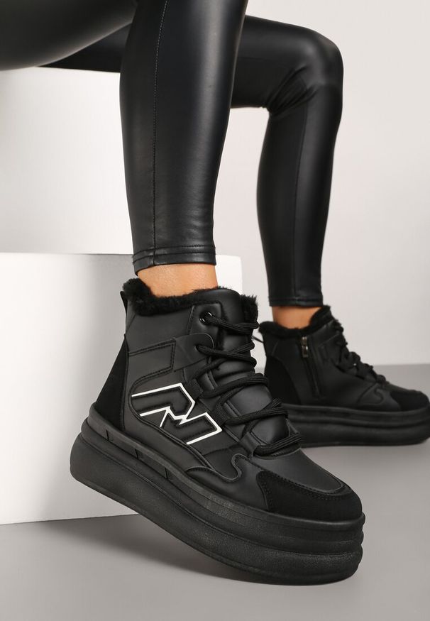 Born2be - Czarne Sneakersy na Grubej Podeszwie z Tłoczeniem Futerkiem i Geometryczną Wstawką Nealandra. Okazja: na co dzień, na spacer. Nosek buta: okrągły. Zapięcie: zamek, sznurówki. Kolor: czarny. Wzór: geometria. Materiał: futro. Sezon: zima, jesień. Obcas: na obcasie. Wysokość obcasa: średni. Sport: turystyka piesza