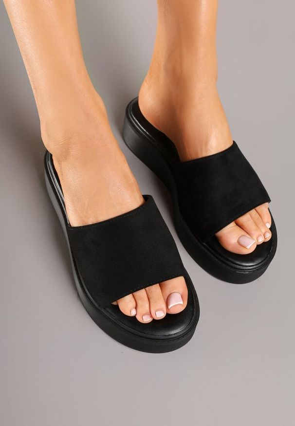 Born2be - Czarne Klasyczne Klapki na Grubej Podeszwie Lorvesin. Okazja: na co dzień. Nosek buta: otwarty. Kolor: czarny. Materiał: jeans. Sezon: lato. Styl: klasyczny
