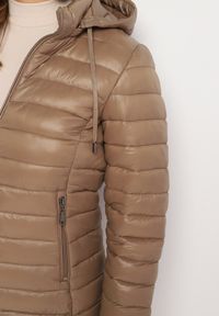 Born2be - Ciemnobeżowa Kurtka Pikowana z Odpinanym Katurem Rilevama. Kolor: beżowy. Styl: elegancki