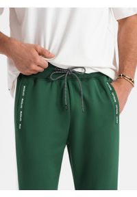 Ombre Clothing - Dresowe męskie spodnie joggery z kontrastowymi lampasami – ciemnozielone V7. Kolor: zielony. Materiał: dresówka. Wzór: aplikacja. Styl: retro, sportowy #12