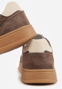 Born2be - Ciemnobrązowe Skórzane Sneakersy i Ozdobnymi Paskami Zelisei. Okazja: na co dzień. Zapięcie: pasek. Kolor: brązowy. Materiał: skóra #6