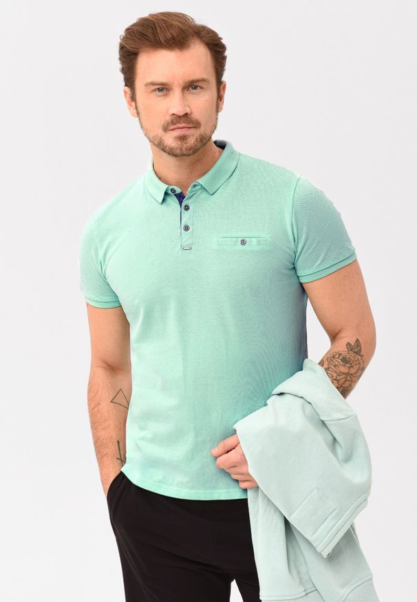 Volcano - Bawełniana koszulka polo O-NICK. Typ kołnierza: polo. Materiał: bawełna. Wzór: aplikacja, ze splotem. Sezon: lato. Styl: klasyczny