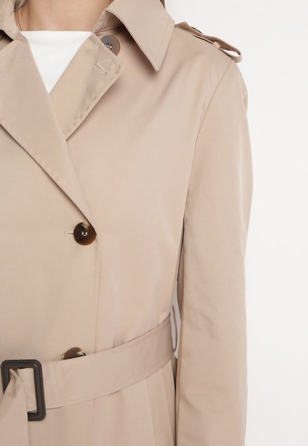 Born2be - Beżowy Płaszcz Trencz Dwurzędowy z Plisami z Tyłu i Materiałowym Paskiem Hellie. Kolor: beżowy. Materiał: materiał. Styl: elegancki