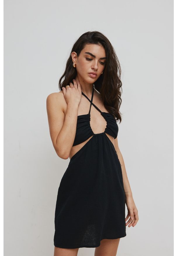 Marsala - Sukienka z muślinu z wiązaniem na szyi w kolorze CZARNYM - LAVRA. Okazja: na spacer, na imprezę. Kolor: czarny. Materiał: jeans, bawełna. Sezon: lato. Typ sukienki: proste. Styl: elegancki. Długość: mini