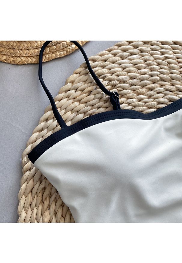 Intica - Strój kąpielowy jednoczęściowy z lamówką na plażę i basen Margitte. Kolor: czarny. Materiał: materiał