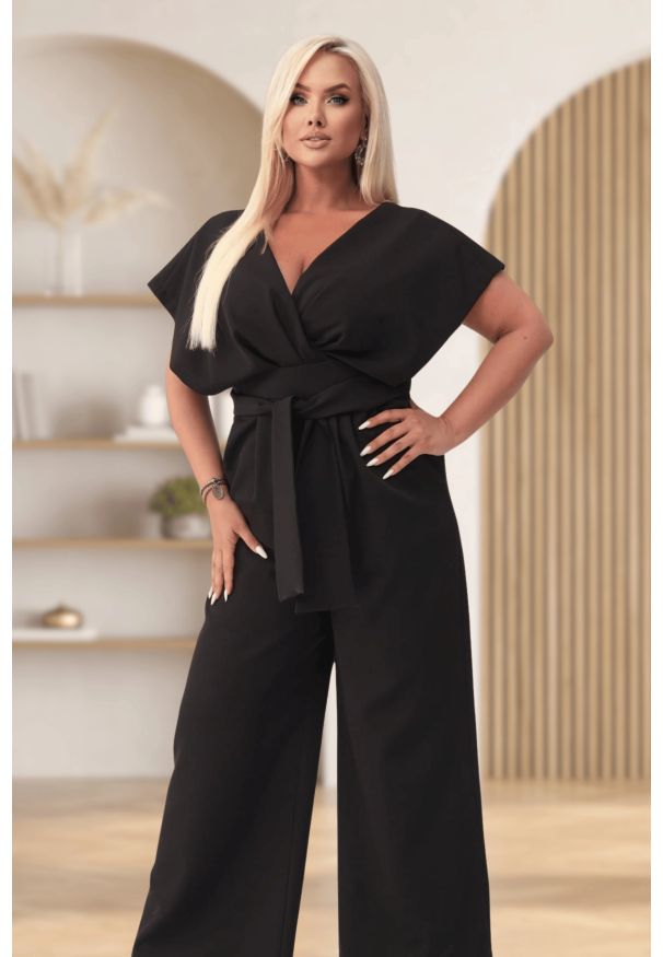 Moda Size Plus Iwanek - Elegancki czarny kombinezon Valentina XXL OVERSIZE JESIEŃ. Okazja: na imprezę. Stan: podwyższony. Kolor: czarny. Materiał: tkanina, poliester, elastan. Długość: krótkie. Wzór: gładki. Sezon: jesień. Styl: elegancki