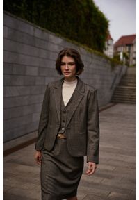 MOODO - Jednorzędowa marynarka ciemnobeżowa. Kolor: beżowy. Materiał: wiskoza, elastan, poliester