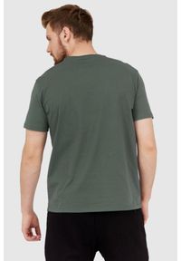 Armani Exchange - ARMANI EXCHANGE Szaro-zielony t-shirt męski z dużym logo. Kolor: zielony. Materiał: prążkowany