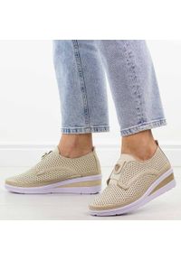 Beżowe skórzane ażurowe półbuty damskie na koturnie T.Sokolski 198. Zapięcie: bez zapięcia. Kolor: beżowy. Materiał: skóra. Szerokość cholewki: normalna. Wzór: ażurowy. Sezon: wiosna, lato. Styl: elegancki, klasyczny #1