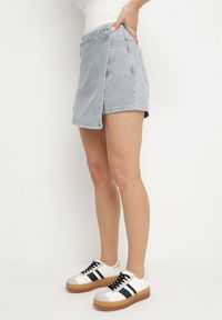 Born2be - Jasnoniebieskie Jeansowe Spódnico-Szorty o Asymetrycznym Kroju z Ozdobnymi Przeszyciami Lisarennea. Okazja: na co dzień. Kolor: niebieski. Materiał: jeans. Styl: sportowy, elegancki, casual #4