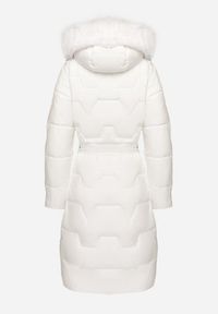Born2be - Biała Pikowana Kurtka z Wiązanym Paskiem i Kapturem z Futerkiem Veratta. Okazja: na co dzień. Kolor: biały. Materiał: futro. Długość rękawa: długi rękaw. Długość: długie. Styl: casual, elegancki #7