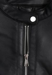 Born2be - Czarna Klasyczna Kurtka Ramoneska o Taliowantym Kroju Anlea. Okazja: na co dzień. Typ kołnierza: kołnierz z falbankami. Kolor: czarny. Materiał: dzianina, skóra, jeans, poliester. Styl: klasyczny #6