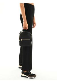 Kazar - Czarny plecak damski 2w1. Kolor: czarny. Materiał: skóra. Wzór: paski #5