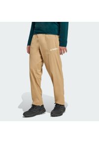 Adidas - Spodnie Multi Essentials Stretch. Kolor: brązowy. Materiał: materiał. Sport: turystyka piesza