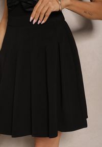 Renee - Czarna Spódnica z Wiskozą o Rozkloszowanym Kroju z Plisami i Gumką w Pasie w Stylu Preppy Iliola. Okazja: na co dzień. Kolor: czarny. Materiał: wiskoza. Styl: elegancki, casual #3