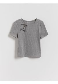 Reserved - Prążkowana bluzka z kokardkami - jasnoszary. Typ kołnierza: kokarda. Kolor: szary. Materiał: prążkowany