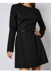 Sinsay - Klasyczna sukienka mini z paskiem i wiskozą - czarny. Kolor: czarny. Materiał: wiskoza. Styl: klasyczny. Długość: mini #1