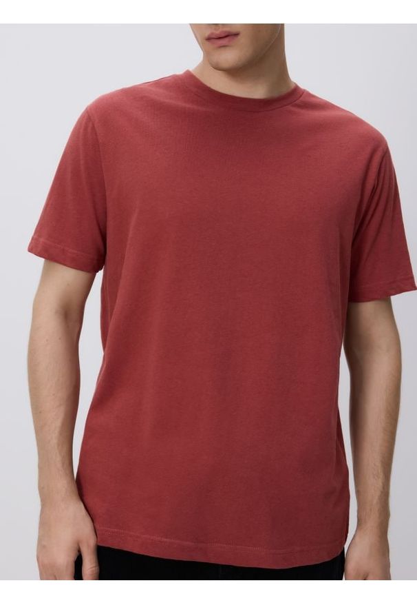 Reserved - T-shirt regular fit z lnem - czerwony. Kolor: czerwony. Materiał: len