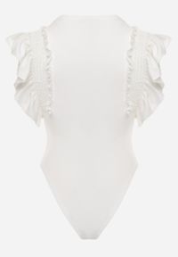 Renee - Białe Eleganckie Body z Bawełny z Zapięciem na Napy Wykończone Falbankami Iilines. Okazja: do pracy, na co dzień. Typ kołnierza: kołnierz z falbankami. Kolor: biały. Materiał: bawełna. Długość rękawa: krótki rękaw. Długość: krótkie. Styl: elegancki #2