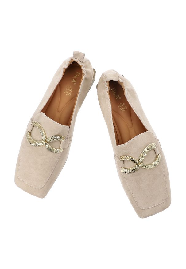 Półbuty damskie S.Barski D&A, cholewka skóra naturalna zamszowa wsuwany fason metalowa ozdoba na przodzie niski obcas kwadratowy nosek, beżowe, CR61-. Kolor: beżowy. Materiał: zamsz, skóra. Szerokość cholewki: normalna. Wzór: aplikacja. Obcas: na obcasie. Wysokość obcasa: niski