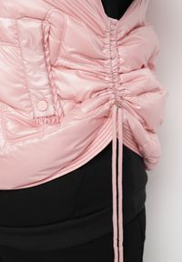 Born2be - Różowa Kamizelka Pikowana z Wysokim Kołnierzem i Kieszeniami Irinae. Okazja: na co dzień, na spotkanie biznesowe. Kolor: różowy. Materiał: jeans. Styl: biznesowy, casual #3