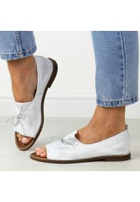 DEONI - Srebrne skórzane Polskie sandały damskie z zakrytą piętą Deoni D488. Kolor: srebrny. Materiał: skóra. Sezon: wiosna, lato. Styl: klasyczny #1