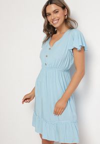Born2be - Niebieska Rozkloszowana Bawełniana Sukienka z Guzikami i Falbanami Natinema. Okazja: na co dzień. Typ kołnierza: dekolt w serek. Kolor: niebieski. Materiał: bawełna. Sezon: lato. Styl: casual #1