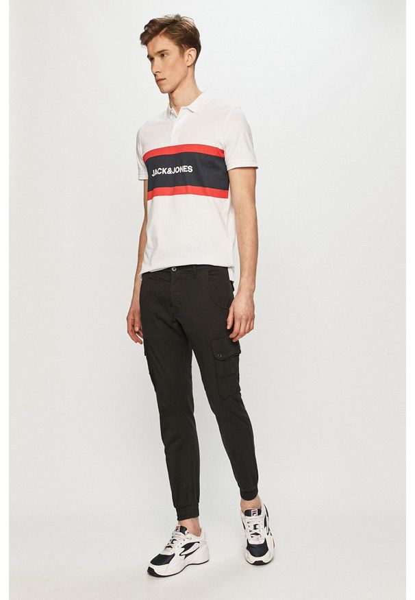 Jack & Jones - Polo. Okazja: na co dzień. Typ kołnierza: polo. Kolor: biały. Długość: krótkie. Wzór: nadruk. Styl: casual