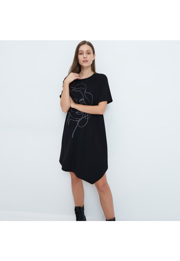 Mohito - Asymetryczna sukienka - Czarny. Kolor: czarny. Typ sukienki: asymetryczne
