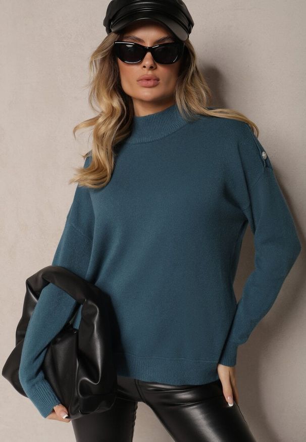 Renee - Granatowy Golf z Eleganckim Zapięciem na Ramieniu Ozdobiony Cyrkoniami przy Guzikach Maririna. Okazja: do pracy, na spotkanie biznesowe, na co dzień. Typ kołnierza: golf. Kolor: niebieski. Materiał: jeans. Długość rękawa: długi rękaw. Długość: długie. Wzór: aplikacja. Styl: elegancki