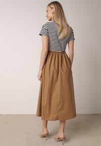 Born2be - Niebieska Rozkloszowana Sukienka z Bawełny Imitująca Bluzkę w Paski i Spódnicę Chathusa. Okazja: na co dzień. Kolor: niebieski. Materiał: bawełna. Wzór: paski. Typ sukienki: proste. Styl: retro, klasyczny, casual #5