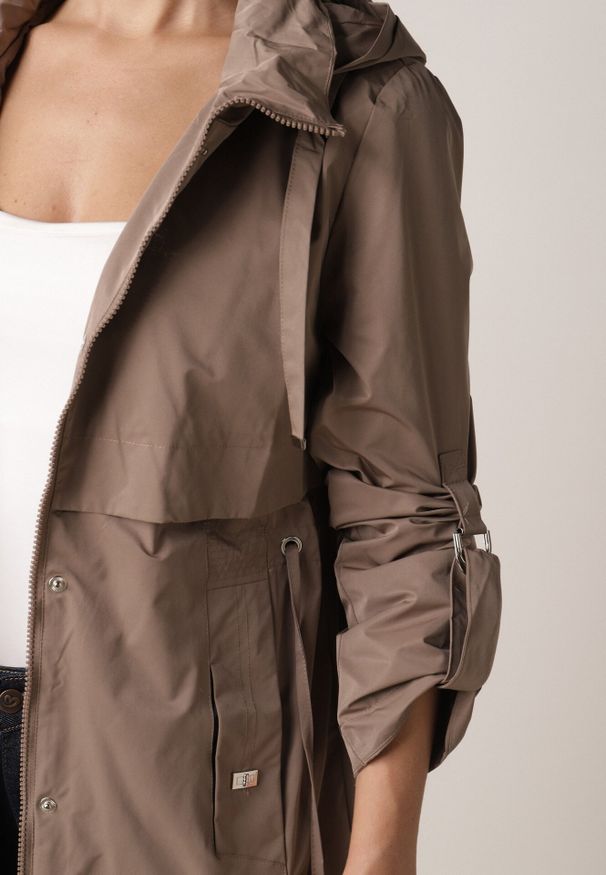 Born2be - Ciemnobeżowa Kurtka w Stylu Parki z Odpinanym Kapturem i Sznurkami Enang. Okazja: na spacer. Kolor: beżowy. Materiał: prążkowany, jeans