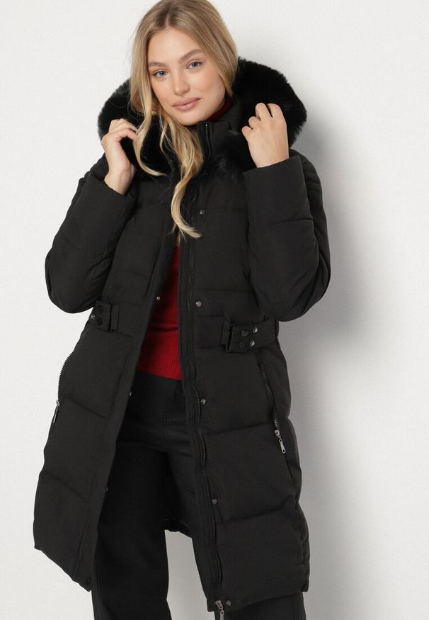 Born2be - Czarna Pikowana Kurtka z Kapturem z Futrem i Paskiem w Talii Acendria. Okazja: na co dzień. Typ kołnierza: kaptur. Kolekcja: plus size. Kolor: czarny. Materiał: futro. Styl: casual, klasyczny