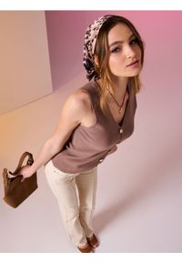 Sinsay - Swetrowa kamizelka z wiskozą i ozdobnymi guzikami - brązowy. Kolor: brązowy. Materiał: wiskoza #1