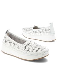 Półbuty damskie Filippo, cholewka ze skóry naturalnej licowej wsuwany fason zabudowany przód, białe, DP4555/26. Okazja: na co dzień. Kolor: biały. Materiał: skóra. Szerokość cholewki: normalna. Sezon: wiosna, lato. Styl: casual #6