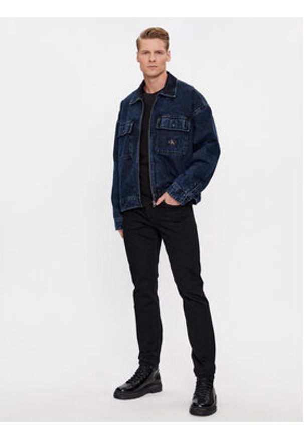 Calvin Klein Jeans Kurtka jeansowa J30J324575 Granatowy Boxy Fit. Kolor: niebieski. Materiał: bawełna