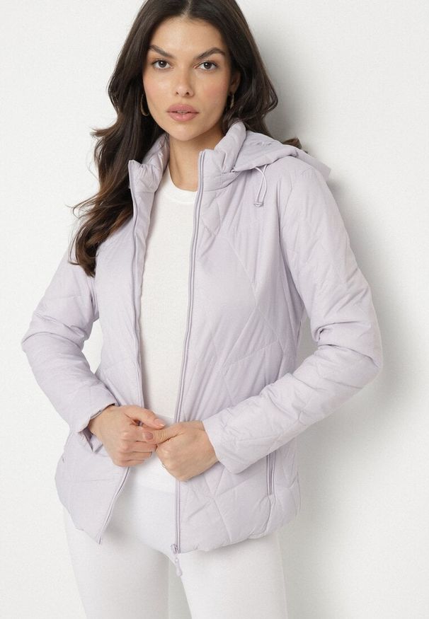 Born2be - Jasnofioletowa Pikowana Kurtka Przejściowa z Odpinanym Kapturem Ninorwena. Okazja: na co dzień. Kolor: fioletowy. Styl: klasyczny, casual, elegancki