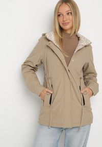 Born2be - Ciemnobeżowa Kurtka Parka z Kapturem z Ozdobną Wyściółką Tiolara. Okazja: na spacer, na co dzień. Typ kołnierza: kaptur. Kolor: beżowy. Materiał: jeans. Styl: casual, sportowy #1