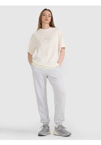 4f - 4F T-shirt oversize z nadrukiem damski - biały XS. Okazja: na co dzień. Kolor: biały. Materiał: jersey, tkanina, dzianina, bawełna, materiał. Długość rękawa: krótki rękaw. Długość: krótkie. Wzór: nadruk. Styl: sportowy, klasyczny, casual
