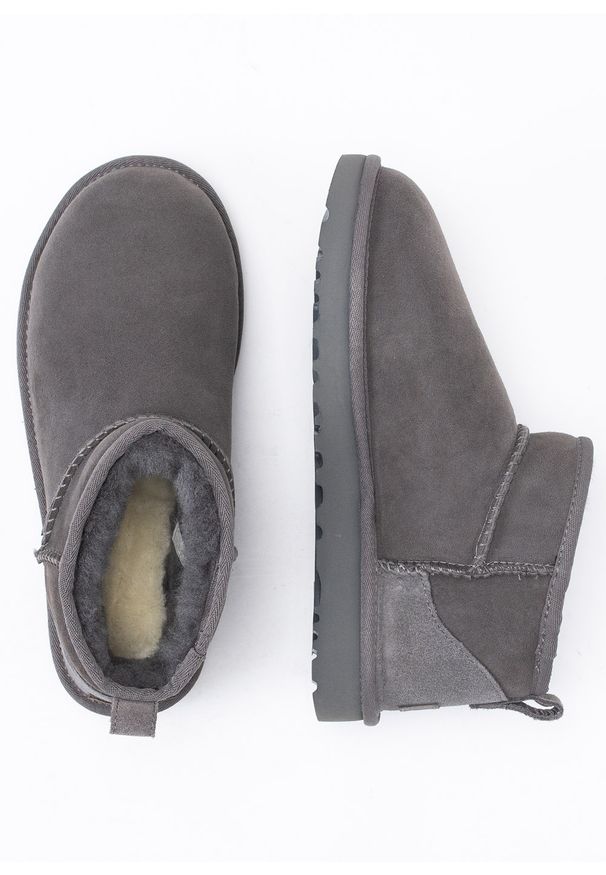 Ugg - UGG W Classic Ultra Mini Buty zimowe damskie szare. Okazja: na co dzień, na plażę. Wysokość cholewki: przed kostkę. Kolor: szary. Materiał: materiał, wełna, zamsz, włókno. Szerokość cholewki: normalna. Sezon: zima. Styl: elegancki, młodzieżowy, casual