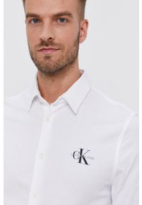 Calvin Klein Jeans - Koszula bawełniana. Okazja: na co dzień. Typ kołnierza: kołnierzyk klasyczny. Kolor: biały. Materiał: bawełna. Długość rękawa: długi rękaw. Długość: długie. Styl: casual, klasyczny #1