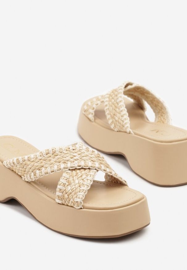Renee - Beżowe Klapki z Plecionymi Paskami w Kształcie X Cedelli. Okazja: na co dzień. Kolor: beżowy. Wzór: paski. Obcas: na koturnie. Styl: boho, casual