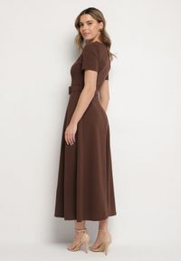Born2be - Brązowa Rozkloszowana Sukienka Ozdobiona Paskiem Desianna. Okazja: na co dzień. Kolor: brązowy. Wzór: aplikacja. Styl: klasyczny, elegancki, casual #3