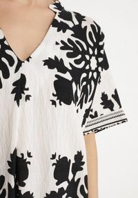 Born2be - Biała Sukienka Pudełkowa z Wiskozy z Dekoltem w Serek w Etniczny Wzór Abrellis. Okazja: na co dzień, na spacer. Typ kołnierza: dekolt w serek. Kolor: biały. Materiał: wiskoza. Długość rękawa: krótki rękaw. Styl: casual, elegancki #4