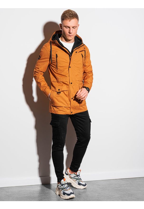 Żółta kurtka Ombre Clothing na wiosnę