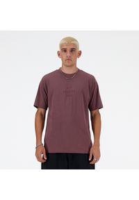 Koszulka męska New Balance MT41519LIE – bordowa. Kolor: czerwony. Materiał: dresówka, bawełna. Wzór: napisy, nadruk