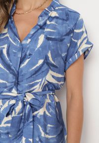 Born2be - Niebieska Pudełkowa Sukienka z Dekoltem w Serek o Roślinnym Wzorze z Paskiem w Talii Resevia. Okazja: na co dzień, na spacer. Typ kołnierza: dekolt w serek. Kolor: niebieski. Długość rękawa: krótki rękaw. Sezon: lato. Typ sukienki: proste. Styl: wizytowy, casual, elegancki #5