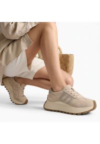 Sneakersy damskie Filippo, wykonane ze skóry naturalnej miękka i elastyczna cholewka klasyczny sznurowany fason, beżowe, DP7511/26 BE. Okazja: na co dzień. Zapięcie: sznurówki. Kolor: beżowy. Materiał: skóra. Szerokość cholewki: normalna #7